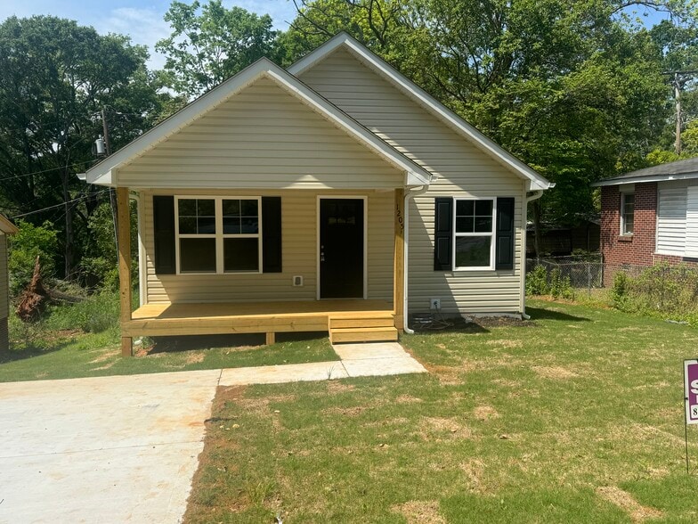 Primary Photo - 1205 W Franklin St