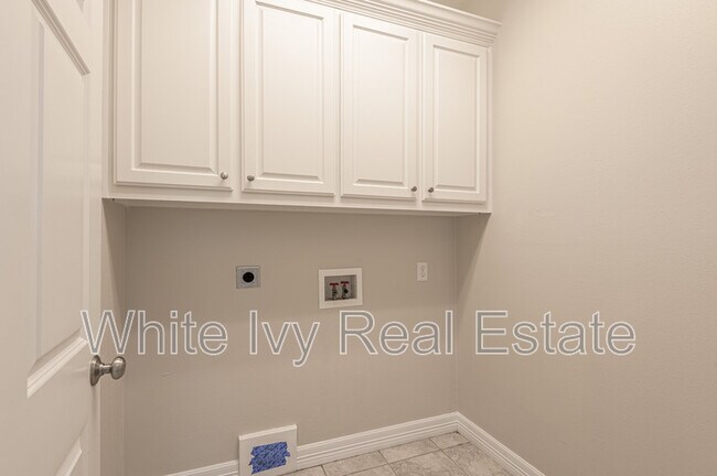 Building Photo - 2121 Normal Park Dr