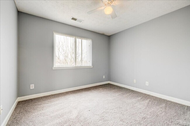 Building Photo - **2 bedroom 2 bath $1199/mo***Evansville, IN*** Pet Friendly**Vaulted Ceilings