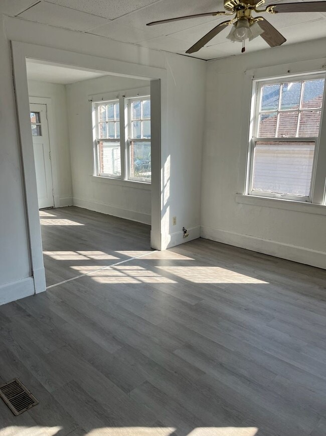 Building Photo - Two Bedroom Townhouse