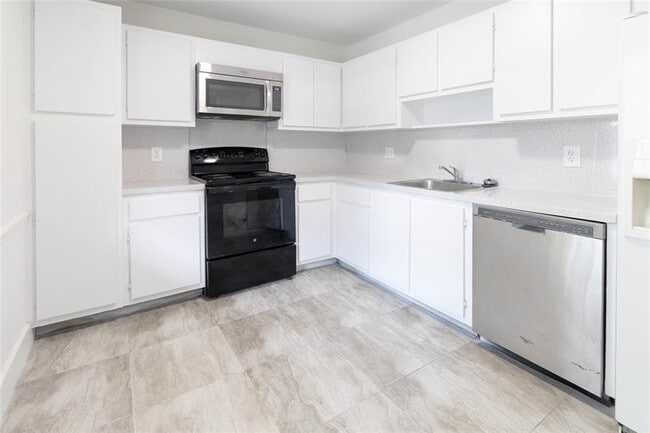 Building Photo - 4007 N Cypress Dr