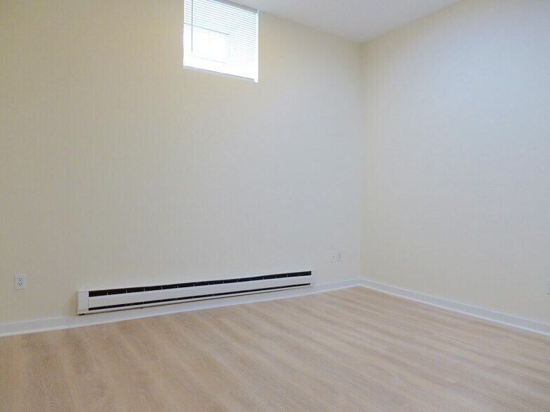 Building Photo - 458 Park Dr