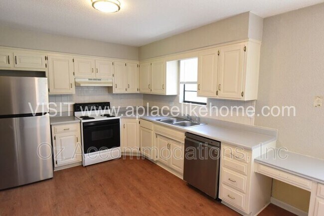 Building Photo - 1105 W Elm Terrace