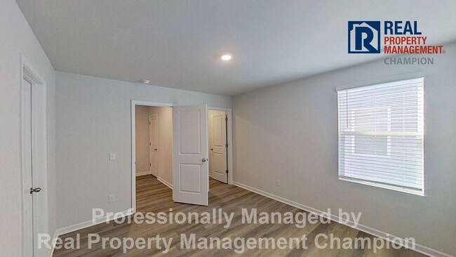 Building Photo - 1095 Hanson Dr