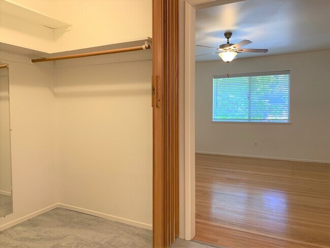 Building Photo - Four Bedroom in Crown Village