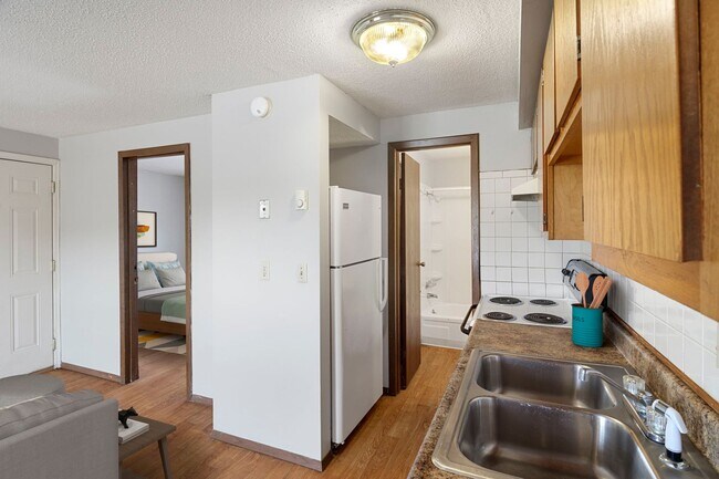 Building Photo - 1 Bedroom/ 1 Bathroom Apartments- Great Location! Pet Friendly!