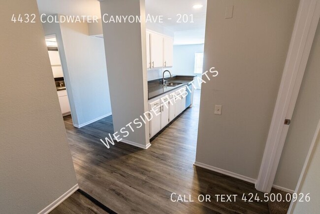 Building Photo - Gorgeous NEWLY RENOVATED apartment with a ...