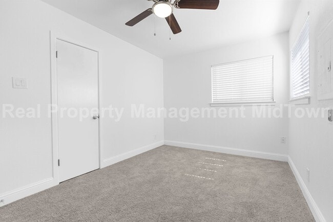 Building Photo - 512 Livingston Dr