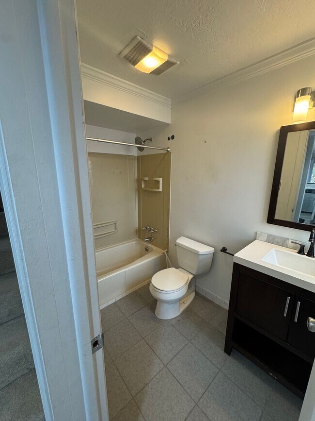 Building Photo - Spacious Private Oasis - 3 Bedroom 2 Bathr...