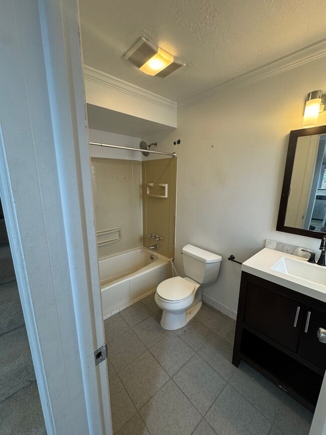 Building Photo - Spacious Private Oasis - 3 Bedroom 2 Bathroom House in Green Tree!