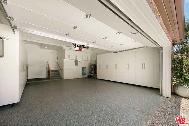 Building Photo - 231 Loma Metisse Rd
