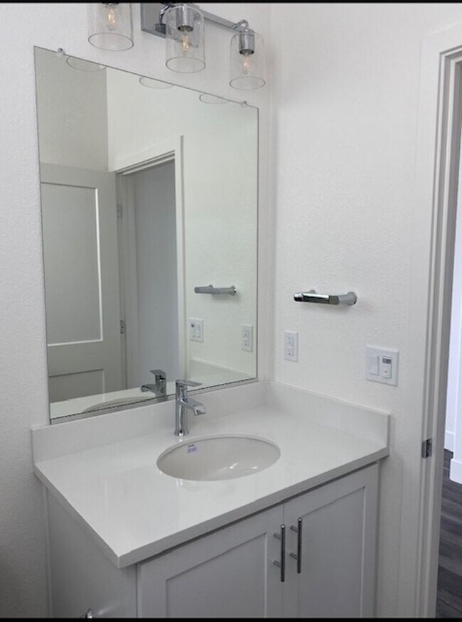 Building Photo - 3 Bed + Bonus Room/2.5 Bath - Solar – Near SSU