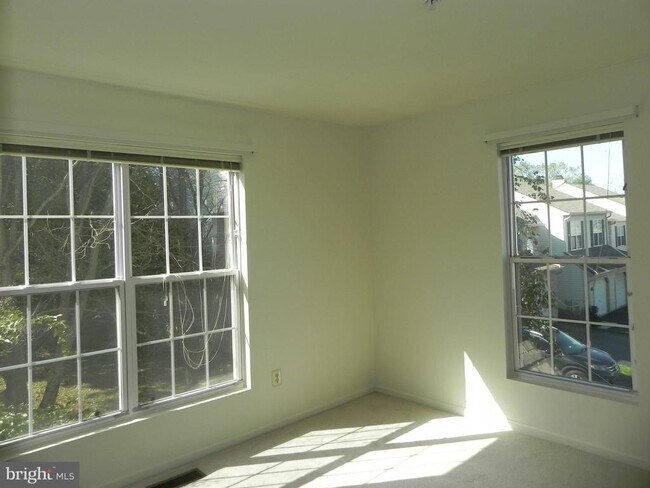 Building Photo - 33 Hampton Ct