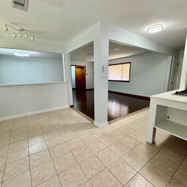 Building Photo - 1701 Gillette St