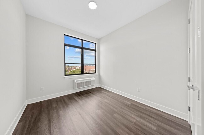 Building Photo - 121 34th St