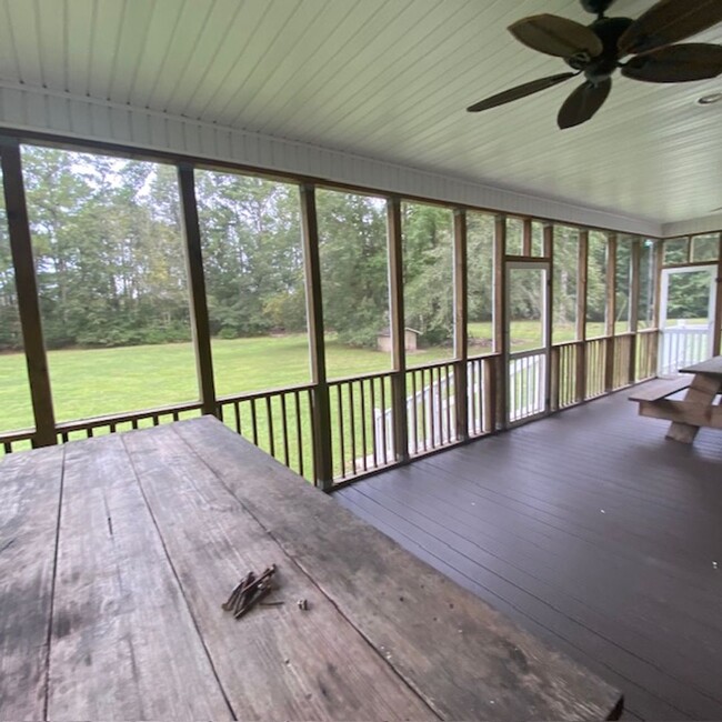 Building Photo - Beautiful home on 2 acres 10 Minutes to As...