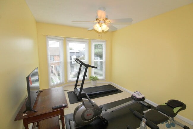 Building Photo - Charming 3-Bedroom Townhome for Rent with ...