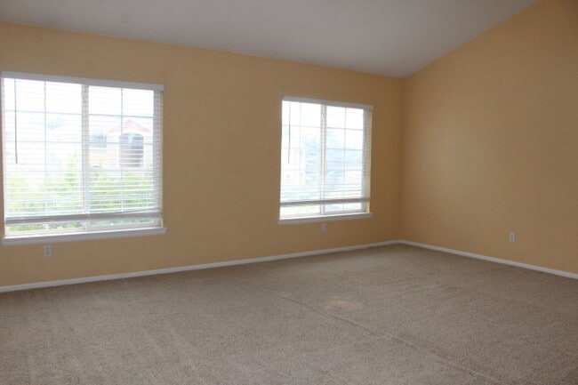 Building Photo - Reduced Price! Cozy and Convenient 2 Bedro...