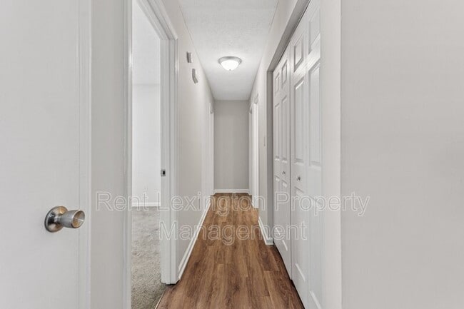 Building Photo - 123 Kingsway Dr