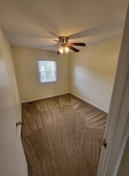 Building Photo - 423 Burr Oak Ct