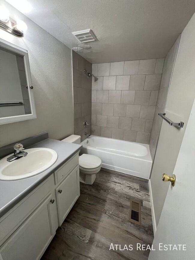 Building Photo - BEAUTIFUL SPACIOUS AND RENOVATED 2 BED 2 B...