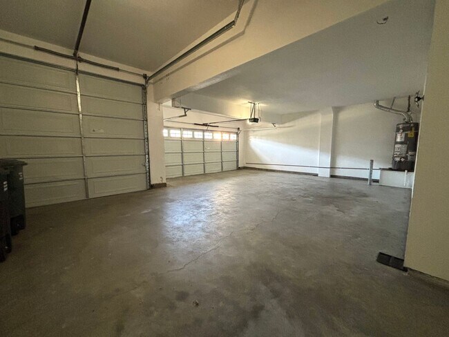 Building Photo - Reduced Price! Spacious 5 Bed, 3 Bath home...