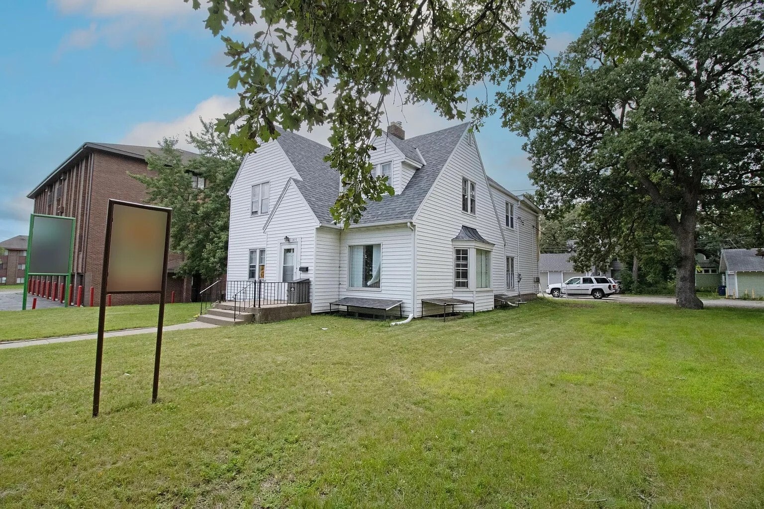 Building Photo - 815 5th Ave S