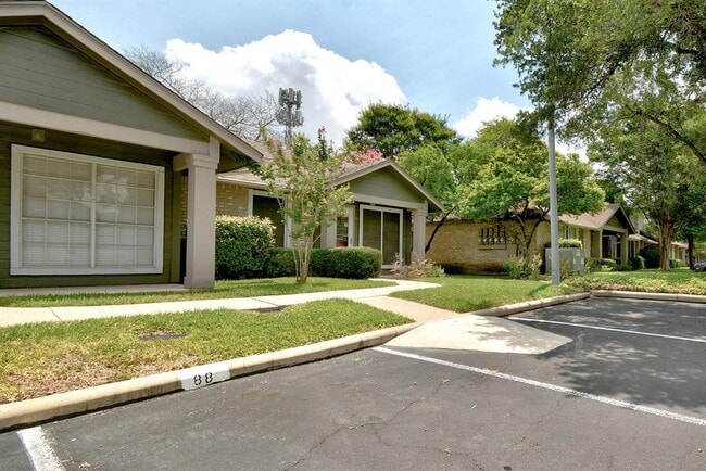 Building Photo - 1015 E Yager Ln