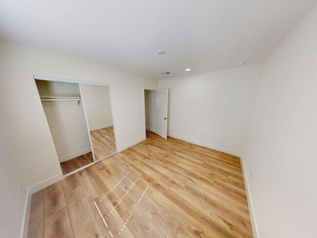 Building Photo - Newly Renovated 5 bedroom house!