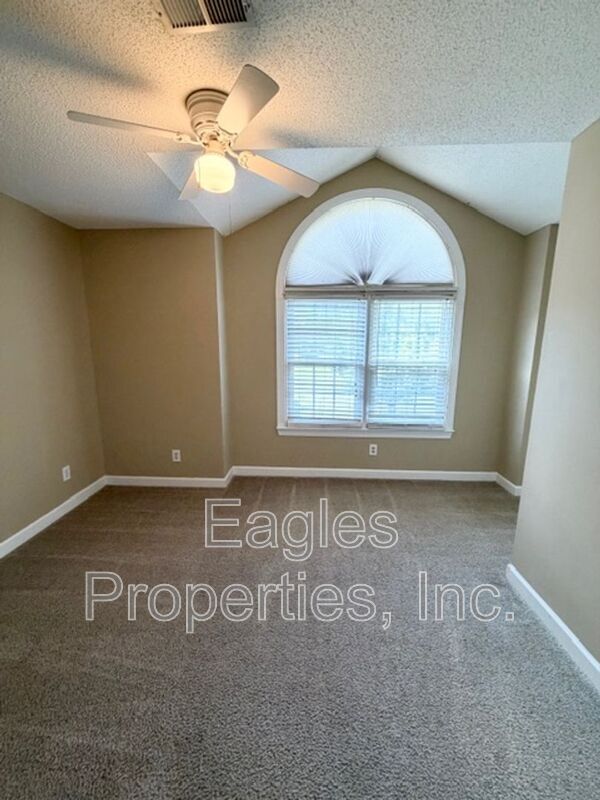 Building Photo - 100 Lakeshore Ct