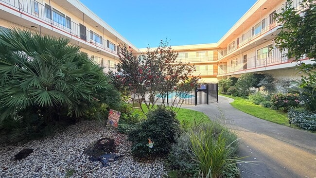 Building Photo - 2133 Santa Clara Ave