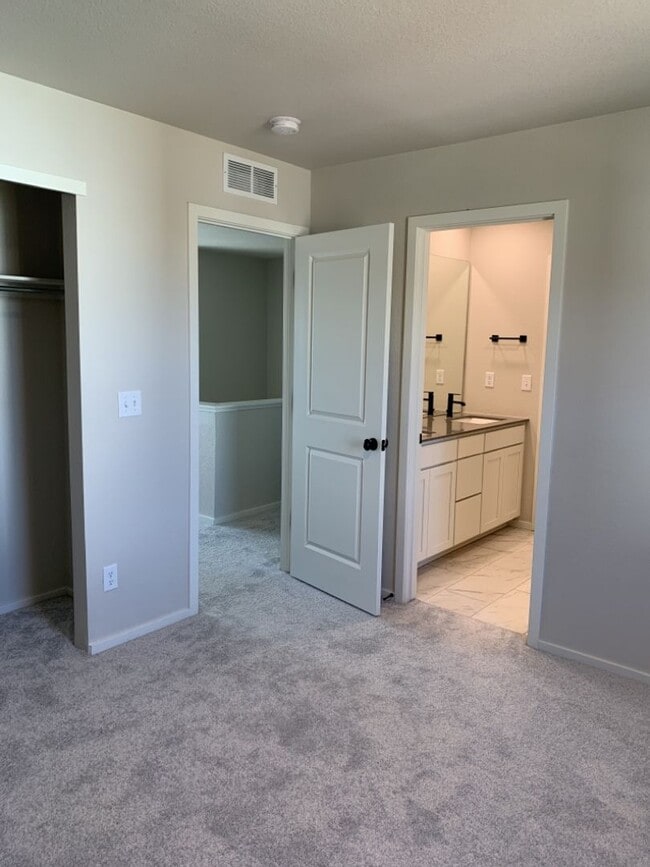 Building Photo - Exquisite 4 Bed 2.5 Bath Single Family Home with 3-car garage