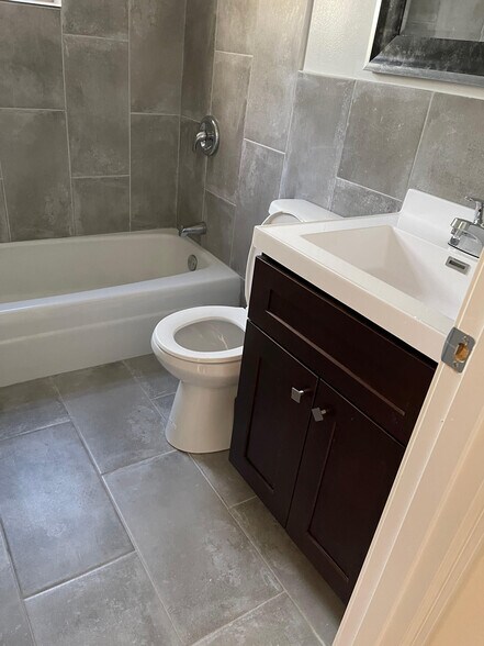Building Photo - 3710 N Pine Grove Ave