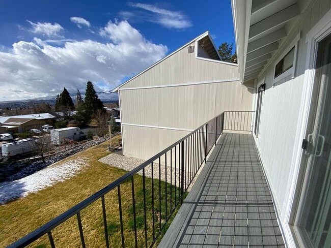 Building Photo - 3 Bedroom Townhouse North Reno - 2 Car Attached Garage/Mountain Views