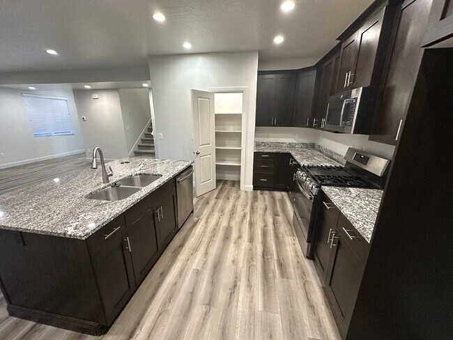 Building Photo - “St. George, Aspen Estates: 5 spacious bed...