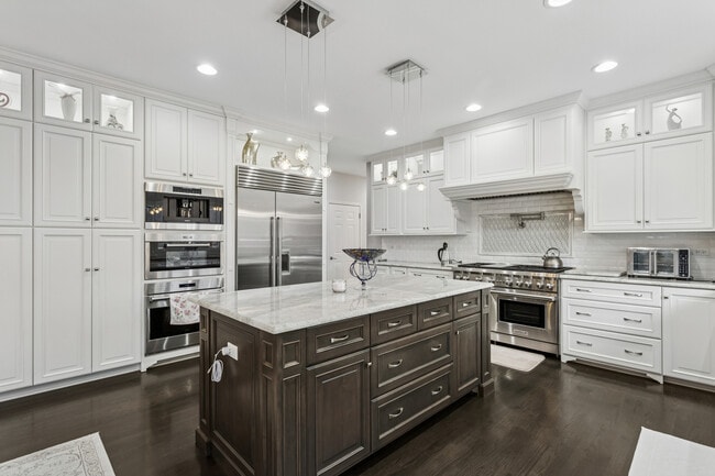 Building Photo - 9200 Falling Waters Dr W