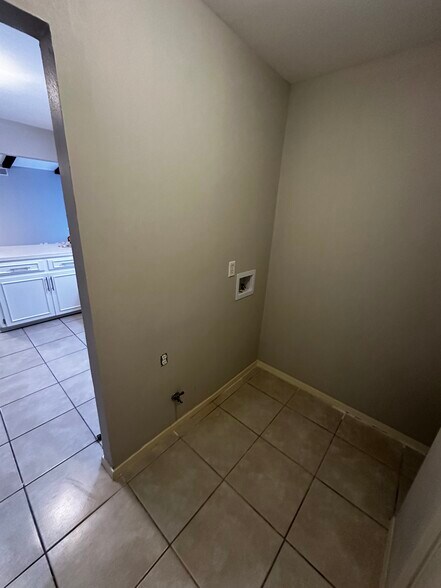 Building Photo - 2404 Parker Ln