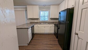 Building Photo - 319 Rhynewood Dr