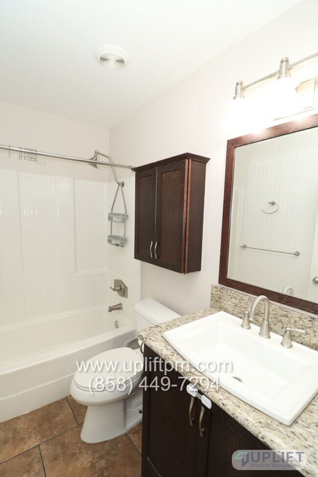 Building Photo - 3 bed 2 bath House With Solar And Communit...
