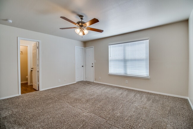 Building Photo - 913 N Brents Ave
