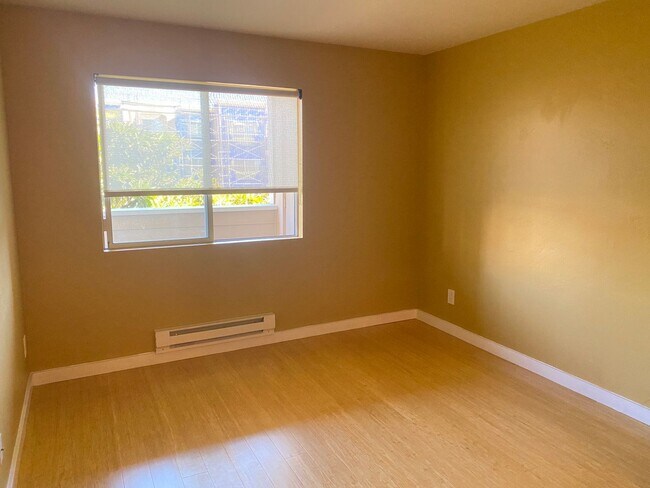Building Photo - Advent - Beautiful & Bright Two Bedroom W/...