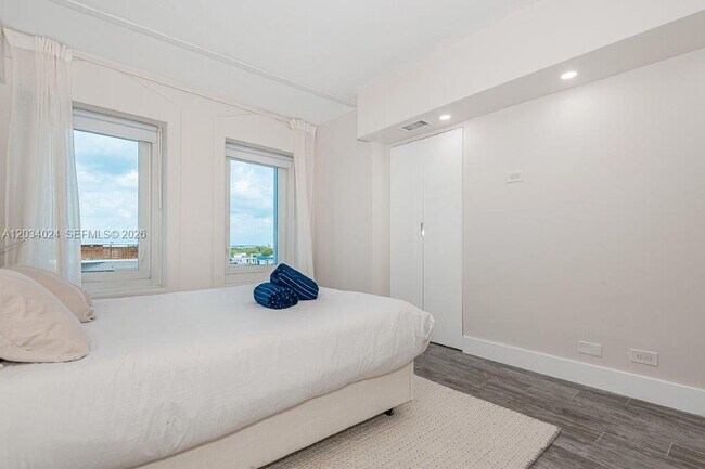Building Photo - 2301 Collins Ave