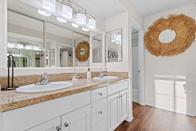Building Photo - 2-Bedroom Condo with Balcony – The Met, Woodland Hills