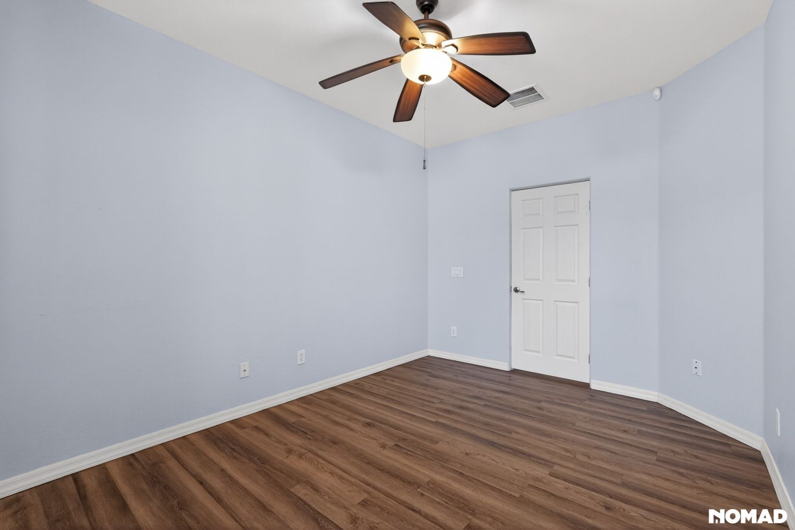 Building Photo - 2140 W Desert Ln