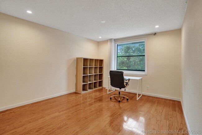 Building Photo - 635 Northshore Dr