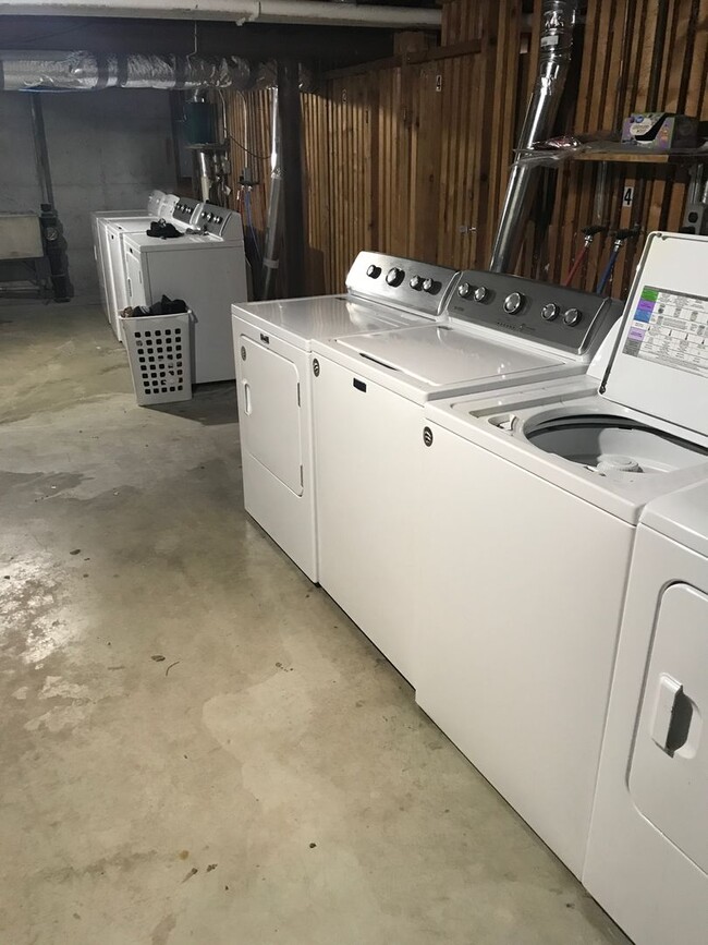 Building Photo - 742 Fairwood Dr