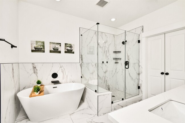 Building Photo - 208 N York St