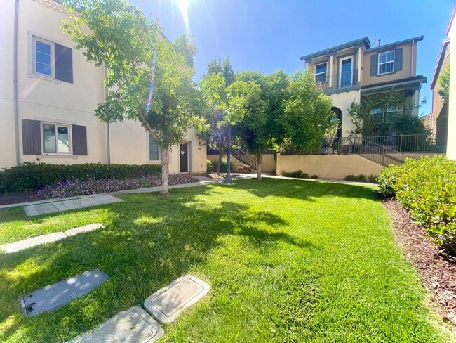 Building Photo - Modern Fremont Home with Expansive Loft for Rent!