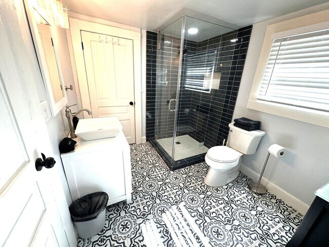 Building Photo - 3 Bedroom/1 Bath Home