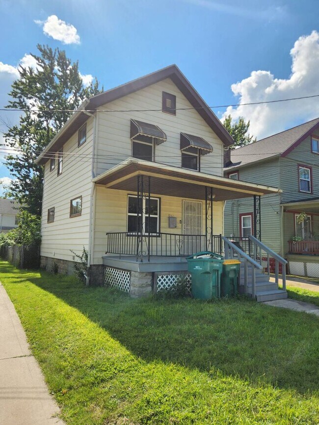 Building Photo - Charming 3-Bedroom Property In Prime location